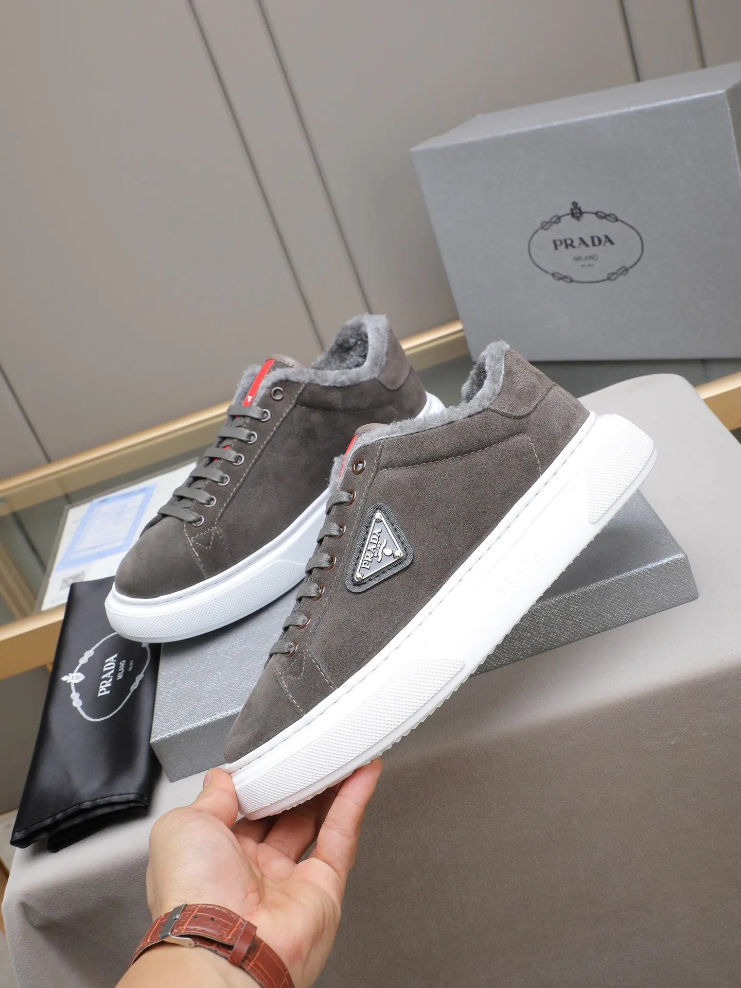 PP440 Prada/Prada men's new casual shoes, this upper is made of imported calfskin + velvet lining! The outside is decorated with the P family's classic metal triangle enamel logo, and the outsole is made of non-slip sports foam ultra-light outsole, which feels good on the feet and is a fashionable and fashionable item! Four colors to choose from!  Size: 38-44 (45 customized)